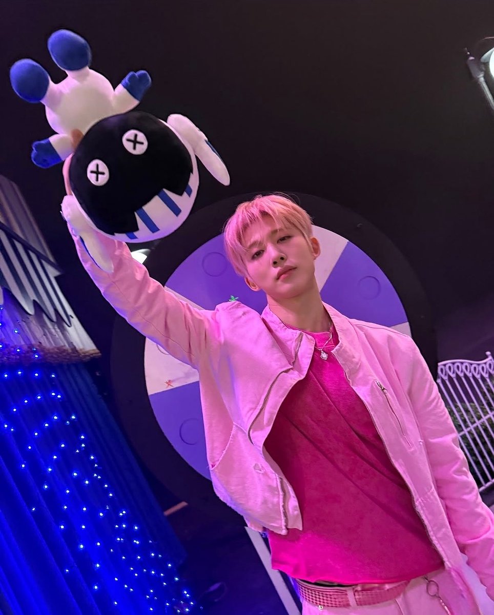 1oxhbm's tweet photo. 머리부터 발끝까지 핑크로 깔맞춤 할때마다
귀여워지는 남자 대체누구지 넘 보고싶네… https://t.co/WAb5wQWsqn