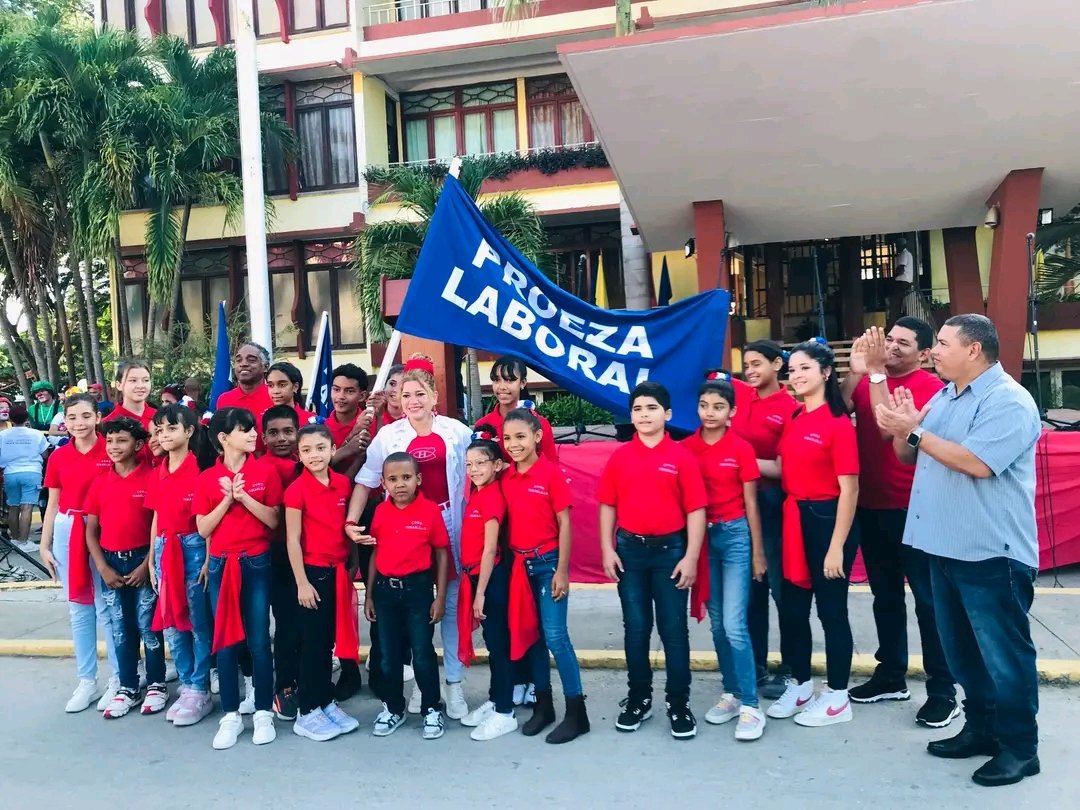 CNCTVGranma's tweet image. #ProvinciaGranma | La condición Proeza Laboral fue entregada hoy a instituciones y proyectos del sector de la Cultura, en el matutino especial de la Central de Trabajadores de Cuba (#CTC) en Granma. 

#ArtesEscénicasGranma
#Cuba
#CulturaGranma
#ProvinciaGranma