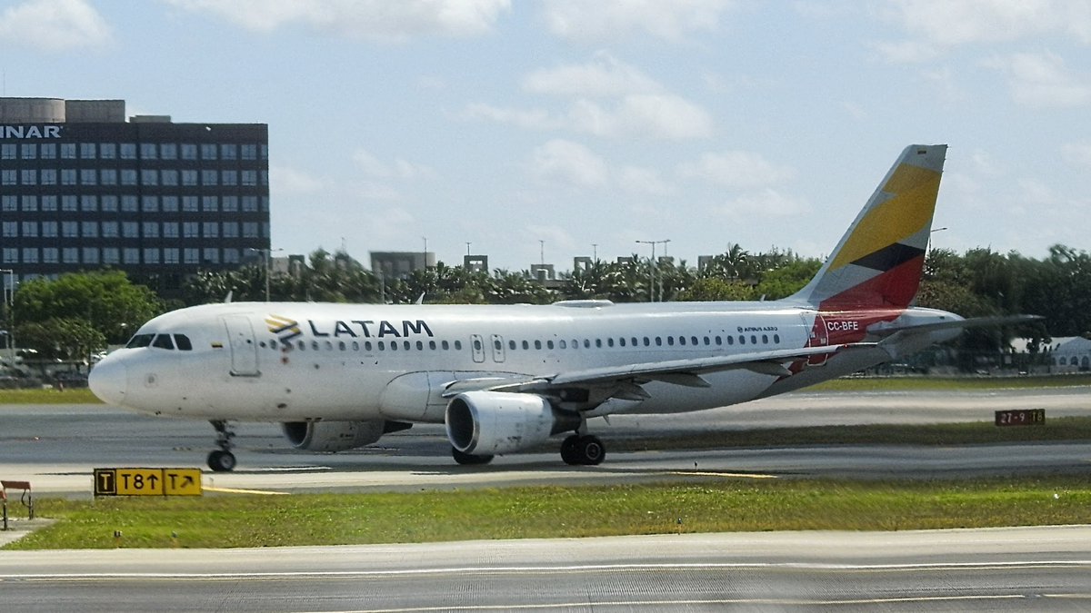 veryboeing's tweet image. LATAM #A320 -214 #CCBFE 'Columbia Flag' tail in KMIA