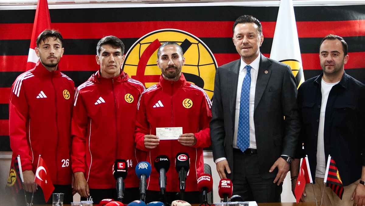 Eskisehirspor's tweet photo. Eskişehir Milletvekilimiz ve Eski Kulüp Başkanımız Sayın Nebi Hatipoğlu, play-off müsabakaları öncesinde tesislerimizi ziyaret ederek yönetimimiz, teknik heyetimiz ve futbolcularımızla bir araya gelmiştir.

Ziyarette, takımımızın önümüzdeki süreci kazasız ve sakatlıksız atlatması temennisiyle kurban kesimi gerçekleştirilmiş; ardından düzenlenen basın toplantısında kulübümüze önemli bir güç katacak olan yeni destek kampanyası başlatılmıştır. Sayın vekilimiz, bu anlamlı kampanyanın fitilini ateşleyerek her zaman olduğu gibi kulübümüzün yanında durduğunu bir kez daha göstermiştir.

Nazik ziyaretleri ve değerli katkıları için Sayın Nebi Hatipoğlu’na camiamız adına teşekkür ediyor; başlatılan bu birleştirici adımın tüm şehrimize yayılarak büyük bir güce dönüşeceğine inanıyoruz.