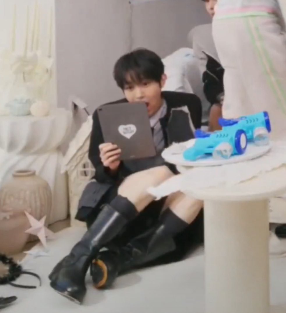 🦭ᝰ🚬 tweet media