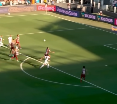 Ainda tenho que ler que Freytes fez uma partida boa e segura ontem. A única diferença desses lances pro do Jemmes com Barreal foi a eficácia da finalização adversária. Os erros grotescos continuam lá.