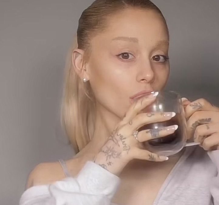 PastryPieSparkl's tweet image. Rare aesthetic making matcha/tea instead of eating ♡🌙🫧 #ed #edtwtㅤ