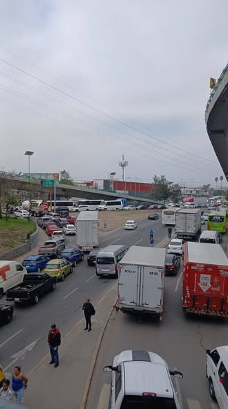CorresponsalsMX's tweet image. 🚨 #AlertaVial  #Caos en #Edomex 
Con Colapso total arranca la circulación en la autopista #Toluca-#Naucalpan en ambas direcciones
#evitalazona, manifestantes en el punto.
📷RedesSociales