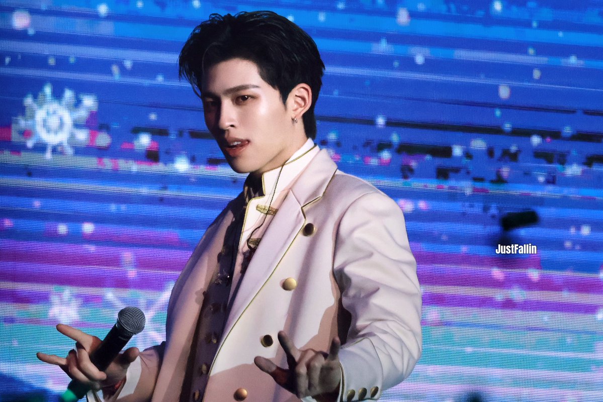 JustFallin tweet media