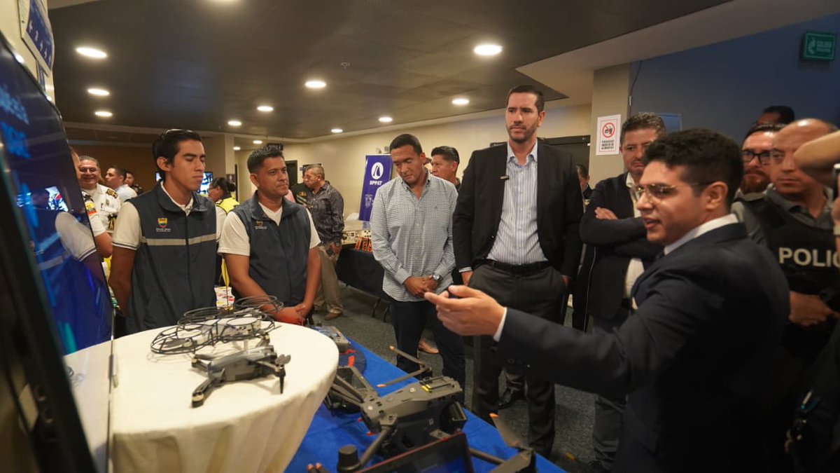 DGAC_Ecuador's tweet photo. El ministro @RobertoLuqueN, visitó el stand de la DGAC durante la jornada de rendición de cuentas de @MIT_Ecuador, donde conoció de primera mano los avances en regulación, seguridad operacional e innovación en el sector aeronáutico. #ElNuevoEcuador https://t.co/23Ybpd9qAE