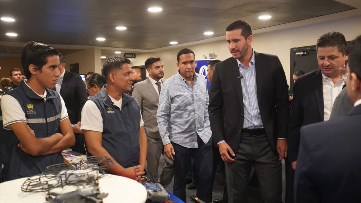 DGAC_Ecuador's tweet photo. El ministro @RobertoLuqueN, visitó el stand de la DGAC durante la jornada de rendición de cuentas de @MIT_Ecuador, donde conoció de primera mano los avances en regulación, seguridad operacional e innovación en el sector aeronáutico. #ElNuevoEcuador https://t.co/23Ybpd9qAE
