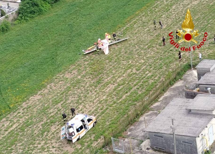 Aereo ultraleggero precipita su un campo lungo la SP63, a Brebbia (VA ...