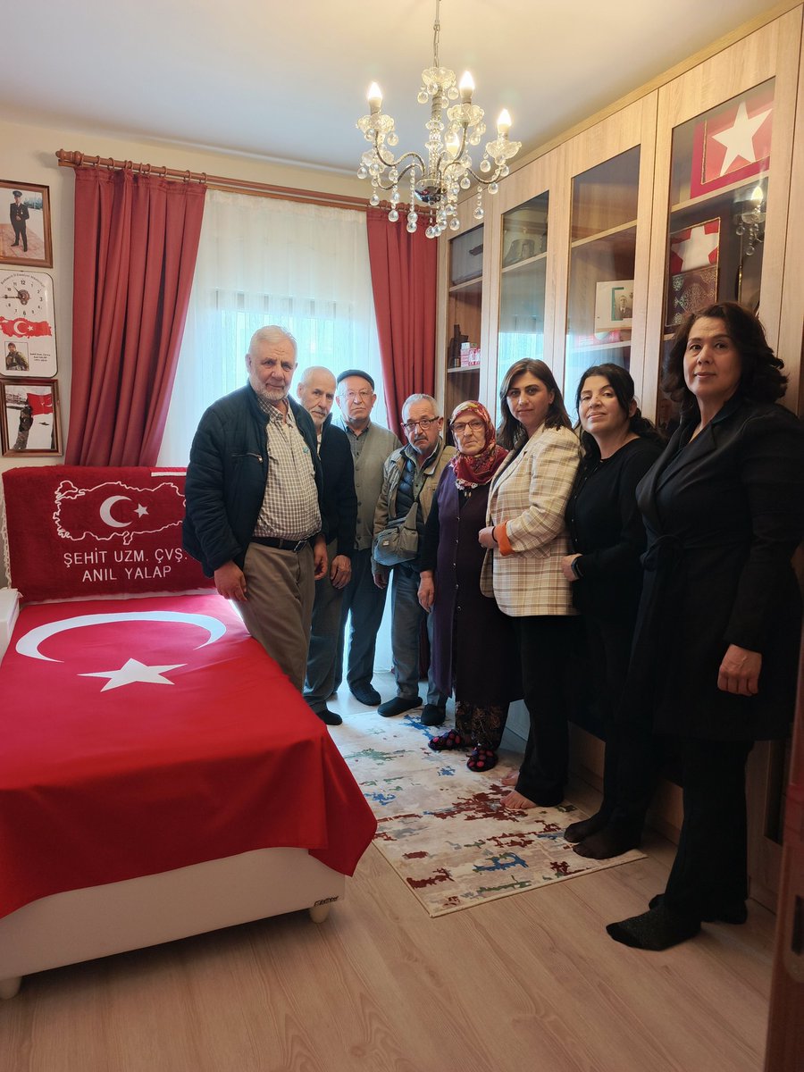 Aziz şehidimiz #Anılyalap’ın emaneti olan Elmas Amcamızın ve Kıymet Teyzemizin ellerinden öptük, şehidimizin hatırasını yad ettik. 
​Gönüllerini bizlere açan Yalap ailesine misafirperverlikleri için teşekkür ediyor, kahraman şehidimize Allah’tan rahmet diliyoruz​#ŞehitlerÖlmez