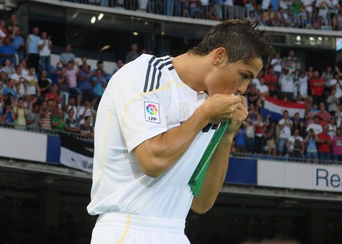 Dejó el mejor Manchester United de la historia después de ganar 3 Premier Leagues seguidas y jugar 2 finales de Champions consecutivas para llegar a un Real Madrid que llevaba 5 años siendo eliminado en Octavos de Champions y competía contra el Barça de Guardiola y Messi que