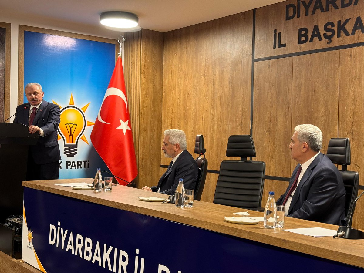 davutarzu21's tweet photo. 📍Diyabakır il Başkanlığı 
TBMM 27. Dönem Başkanımız Sayın Prof. Dr. Mustafa Şentop’un İl Başkanlığımıza gerçekleştirdiği ziyaretten büyük memnuniyet duyduk. @omer_iler https://t.co/lKx7ZJPXKY