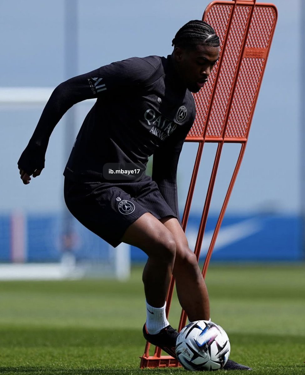 Paristeamfr's tweet image. Sorti du groupe contre Lyon, Ibrahim Mbaye (18 ans) était présent ce matin avec le groupe. A lui de montrer beaucoup beaucoup plus à l'entraînement #PSG