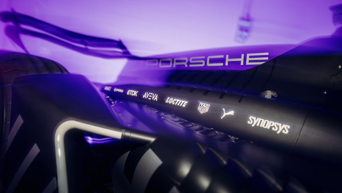eFORMULAnews's tweet image. [GALLERY]: Porsche presents Gen4 car 975 RSE!

All the news on the official #Gen4 launch of @FIAFormulaE: e-formula.news/news/formula-e…

#ABBFormulaE #FormulaE