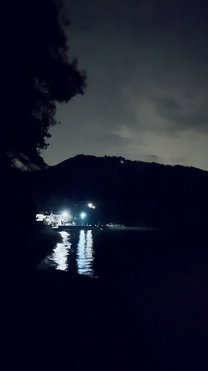 全然寝れないし雨も止んだので散歩がてら夜の折古🌊
月が出てないから暗い