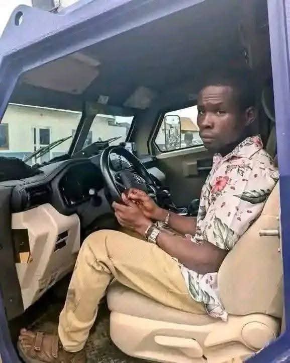michombero's tweet image. #Ghana 🇬🇭 : Ebenezer Frimpong arrêté pour le vol présumé d’un blindé de la police

Ebenezer Frimpong a été arrêté pour le vol présumé d’un véhicule blindé appartenant à la police, selon plusieurs médias locaux concordants.

D’après les informations disponibles, le suspect, âgé de
