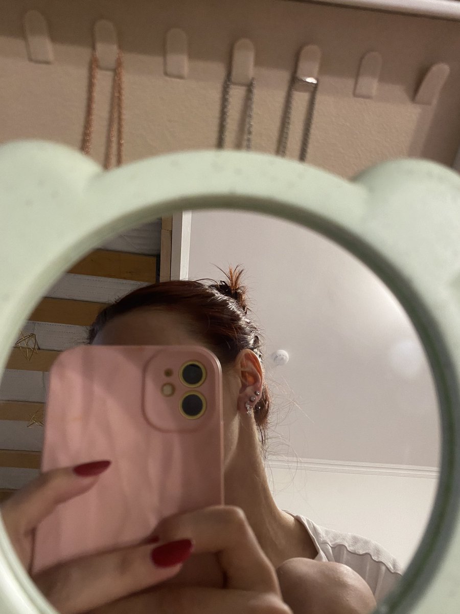 av66277z's tweet photo. Я до того как узнала, что если не правильно проколоть хеликс то может образоваться шишка в виде домика (смертельно боюсь) https://t.co/SSok2meXUI