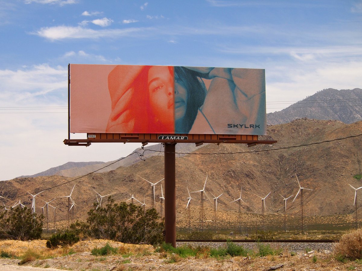 LamarOOH's tweet image. Brands of all kinds are always eager to make an impression at Coachella and connect with attendees. At this year’s festival, Lamar billboards helped make that happen, as you’ll see in this collection of campaign shots featuring fashion, wellness, and beverage brands.  #Coachella