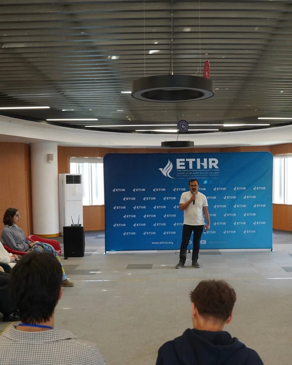 ethrworg's tweet photo. Doğu Türkistan Gönüllü Buluşması’nı gerçekleştirdik. Bu buluşma sadece bir toplantı değil; birlikte üretmenin, birlikte düşünmenin ve birlikte harekete geçmenin başlangıcıydı.

Sosyal medyada daha güçlü etki nasıl oluşturulur? İnsanları durduran saha çalışmalarını nasıl tasarlarız? Her gönüllü kendi alanıyla bu davaya nasıl katkı sunar? Bağlarımızı geçici değil kalıcı, bir “aile” haline nasıl getiririz? Ve en önemlisi, bu meseleyi karar vericilere nasıl doğru ve etkili anlatırız? Tüm bu soruların üzerine birlikte düşündük, somut fikirler geliştirdik.