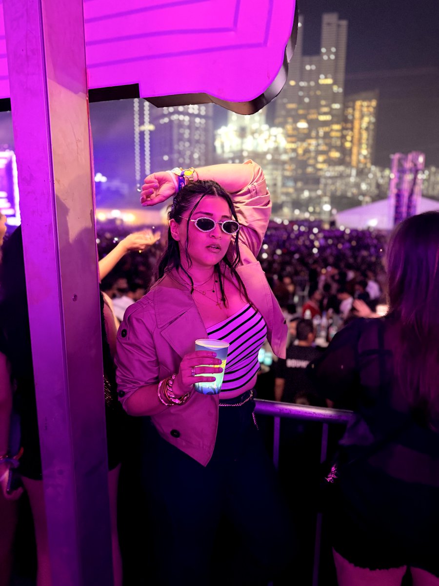 MannaraKiTribe's tweet photo. Mannara Chopra at Karan Aujla's concert 🥵🔥
More pictures: https://t.co/CHUCILHZJp

#MannaraChopra #KaranAujla #MannaraKiTribe #Concert https://t.co/9T1x53KNbT