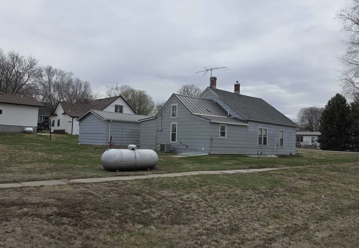oldhouses100k's tweet image. $59K. This c.1920 #Nebraska home offers an eat-in kitchen, formal dining room, unpainted woodwork, and #mancave finished basement.  oldhousesunder50k.com/eat-in-kitchen…