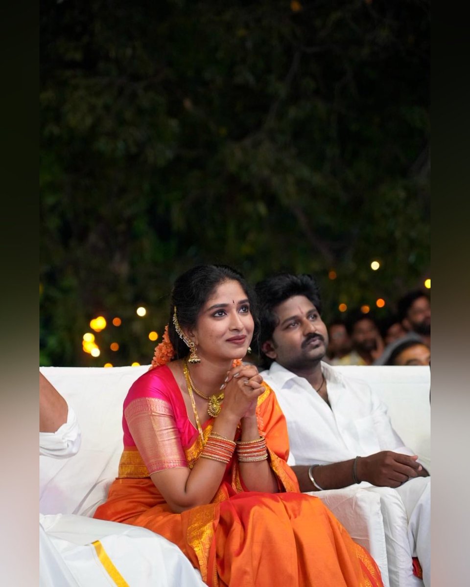 Vedhajalandharr's tweet image. నాకు పేరు పెట్టినప్పుడు మా అమ్మ కట్టిన చీర..అమ్మమ్మ గొలుసు..వాళ్ల అమ్మమ్మ బుట్టపూసలు on my special day..my first film Thimmarajupallitv pre release event ❤️￼🙏Grateful 🥰
#Thimmarajuallitv #vedhajalandharr #media #tfi #cinema