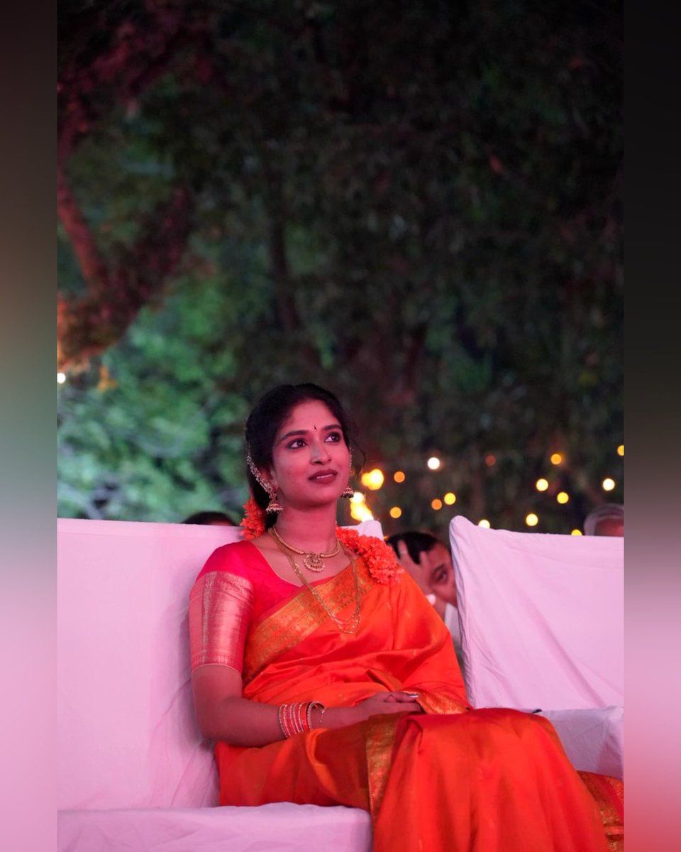 Vedhajalandharr's tweet image. నాకు పేరు పెట్టినప్పుడు మా అమ్మ కట్టిన చీర..అమ్మమ్మ గొలుసు..వాళ్ల అమ్మమ్మ బుట్టపూసలు on my special day..my first film Thimmarajupallitv pre release event ❤️￼🙏Grateful 🥰
#Thimmarajuallitv #vedhajalandharr #media #tfi #cinema