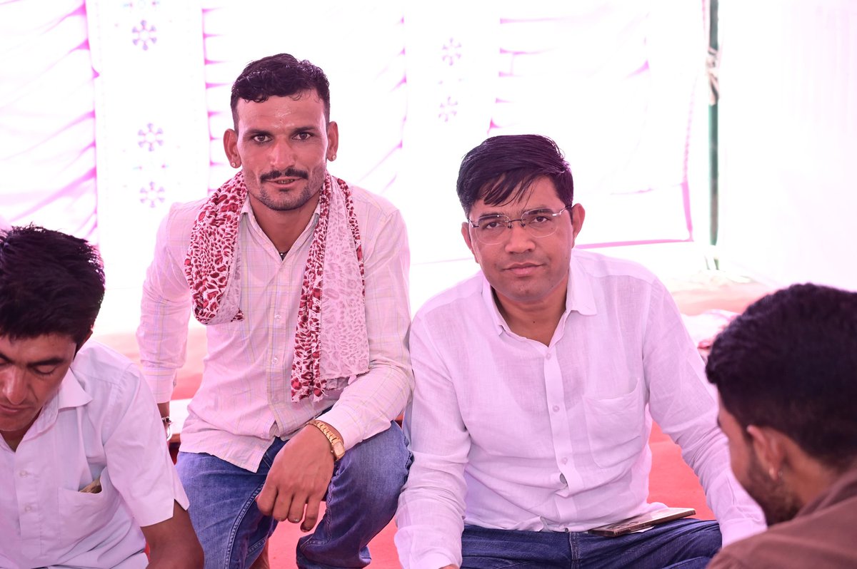 NarpatRajBarmer's tweet photo. नोखड़ा (आडेल) ग्राम पंचायत के चोखोणी बेनीवालो की ढाणी मे श्री छगनलाल बेनीवाल सुपुत्र स्व. श्री दलाराम जी बेनीवाल के भाई चुनीलाल जी बेनीवाल वरिष्ठ अध्यापक के विवाह समारोह मे शामिल होकर बधाई एवं शुभकामनायें प्रेषित की!
#Adel #Nokhra #Beniwal #Family #Marriage https://t.co/YvJF9Hg66v