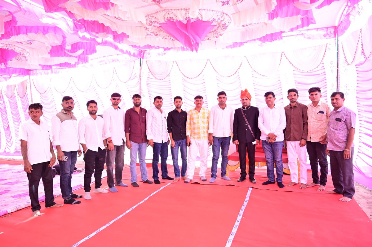 NarpatRajBarmer's tweet photo. नोखड़ा (आडेल) ग्राम पंचायत के चोखोणी बेनीवालो की ढाणी मे श्री छगनलाल बेनीवाल सुपुत्र स्व. श्री दलाराम जी बेनीवाल के भाई चुनीलाल जी बेनीवाल वरिष्ठ अध्यापक के विवाह समारोह मे शामिल होकर बधाई एवं शुभकामनायें प्रेषित की!
#Adel #Nokhra #Beniwal #Family #Marriage https://t.co/YvJF9Hg66v