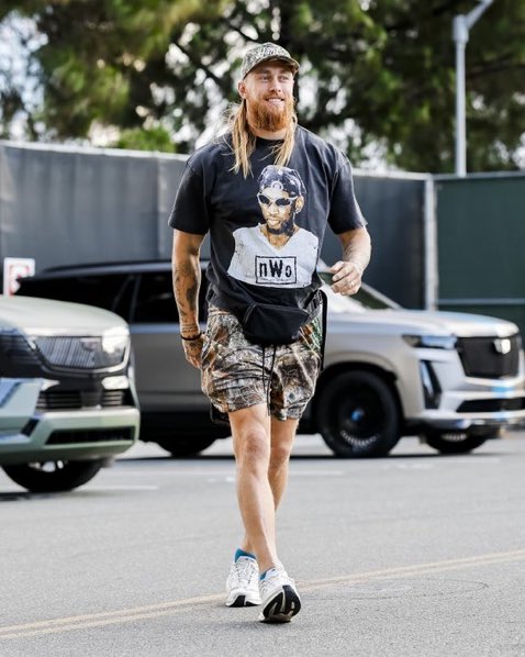 49ersSportsTalk's tweet image. #49ers TE GEORGE KITTLE arrives to OTAs

No cast. No boot. Oh my goodness 👀🤯