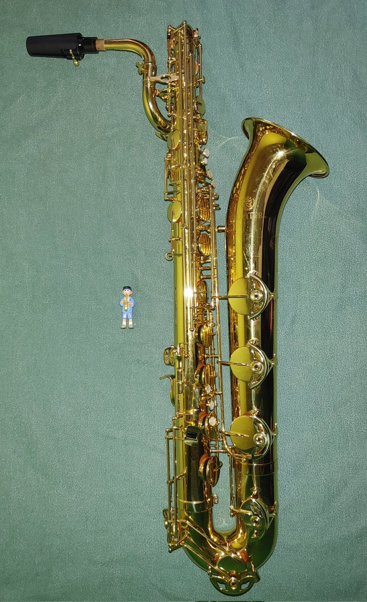 Another picture of <a href="/MinaIsLate/">Mina⁷ 🇵🇪 Comms open (2/3)</a> saxophone-namjoonie with a real Saxophone!! This time a Bariton which is bigger than the Tenor Sax Joonie plays 🤭💜