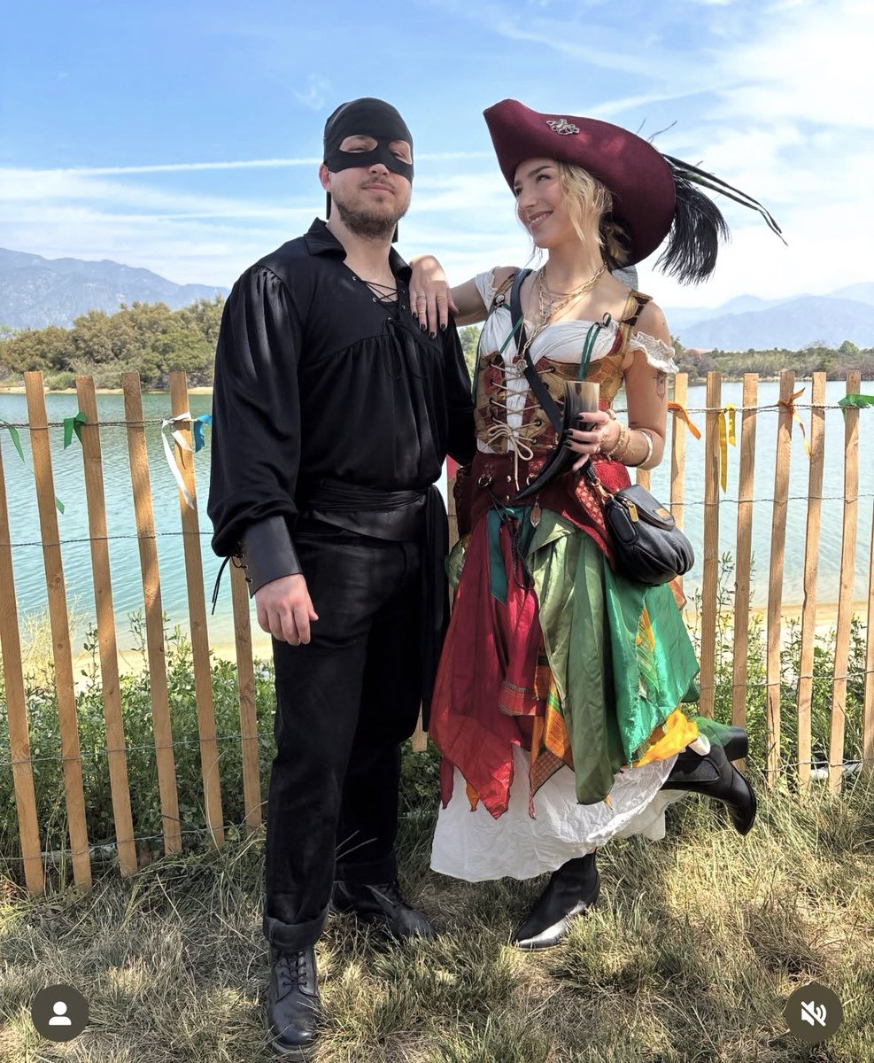absltlysmoshing's tweet photo. Their ren faire pics >>>>> https://t.co/I3L76wONKb