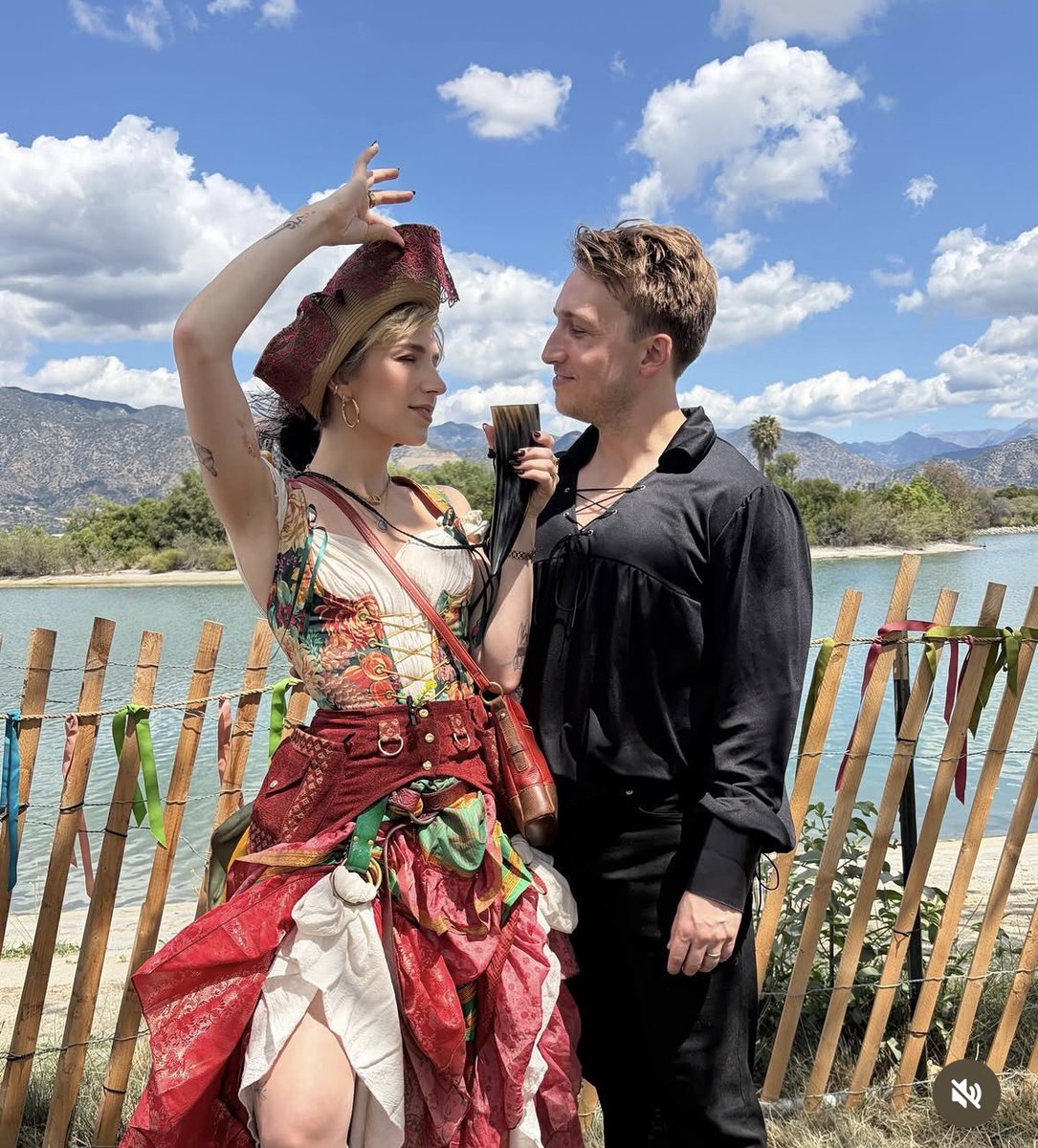 absltlysmoshing's tweet photo. Their ren faire pics >>>>> https://t.co/I3L76wONKb