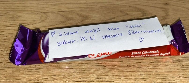 NGemisinde's tweet photo. Bugün okulun birinde öğrenciler, çikolataların üzerine "SEVGİ" ile ilgili bir cümle yazıp öğretmenlere dağıtmışlar. Bu öğrencileri alkışlıyoruz. https://t.co/nZiceVxh5P