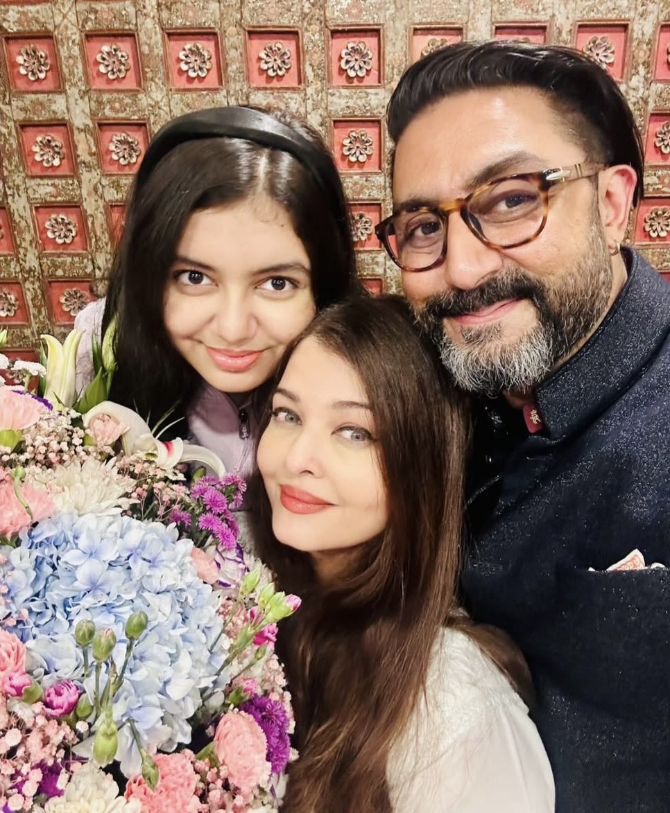 IIFA's tweet image. Aishwarya Rai drops the cutest glimpses with Abhishek and Aaradhya ❤️

#IIFA #Bollywood #AishwaryaRaiBachcan #AbhisbekBachchan #HappyAnniversary