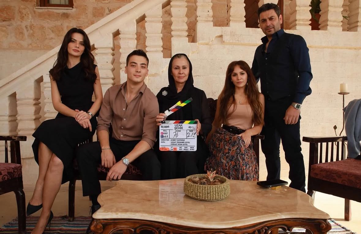 InfosUzakSehir's tweet photo. 🪁 | Links para assistir ao episódio de #UzakŞehir ao vivo, às 15h de Brasília:

– https://t.co/wMw4Aw98Xj
– https://t.co/o9mNyg9T9b
– https://t.co/mx6ITr5Hmu https://t.co/dPKyWDcVUD