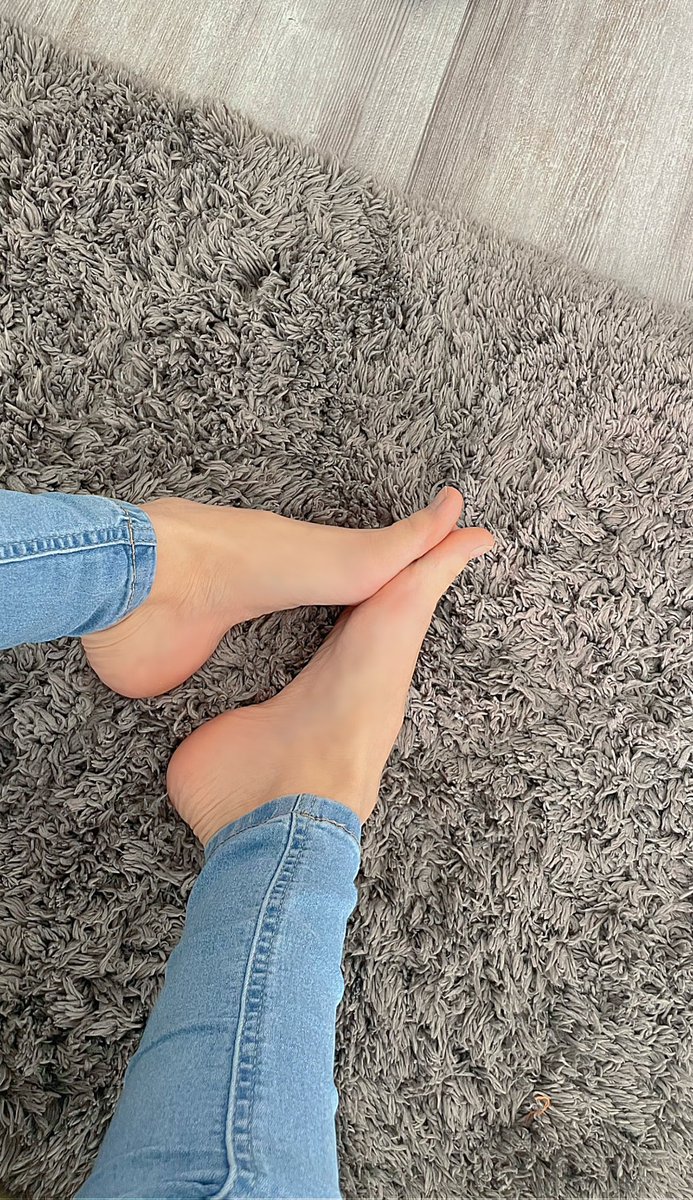 FeetMayaOnly's tweet photo. My #cute #feet 
You like? 😉🦶🏼🦶🏼 https://t.co/l5UXFpXBXB