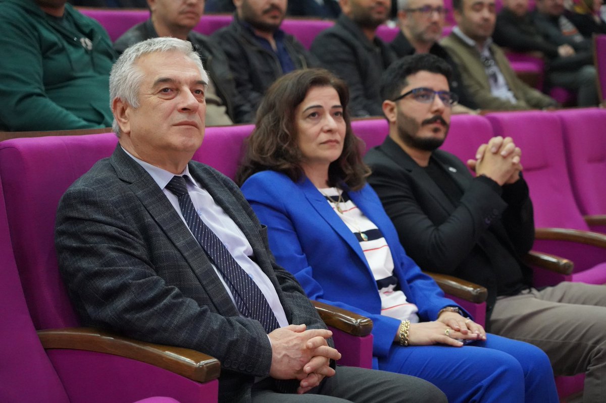 PDB_BARU's tweet photo. Ülkemizde iklim değişikliğine uyum sağlanması, su kaynaklarının kalite ve miktar açısından korunması ve bu alanda toplumsal farkındalığın artırılması amacıyla “Su Verimliliği Eğitimi” gerçekleştirildi.

Program, Ağdacı Konferans Salonunda Mühendislik, Mimarlık ve Tasarım Fakültesi Çevre Mühendisliği Bölümü Dr. Öğr. Üyesi Niyazi Erdem DELİKANLI tarafından öğrencilere, akademik ve idari personele yönelik gerçekleştirilirken eş zamanlı olarak Eğitim Fakültesi Konferans Salonunda Çevre Mühendisliği Bölümü Dr. Öğr. Üyesi Recep Önder SÜRMELİ’nin anlatımıyla da katılımcılarla buluşturuldu.

Su verimliliği konusunda bilinç oluşturmayı hedefleyen eğitimde, sürdürülebilir su kullanımı, su kaynaklarının korunması ve bireysel sorumluluklar ele alındı. Katılımcıların yoğun ilgi gösterdiği program, konuya ilişkin farkındalığın artırılmasına katkı sağladı.