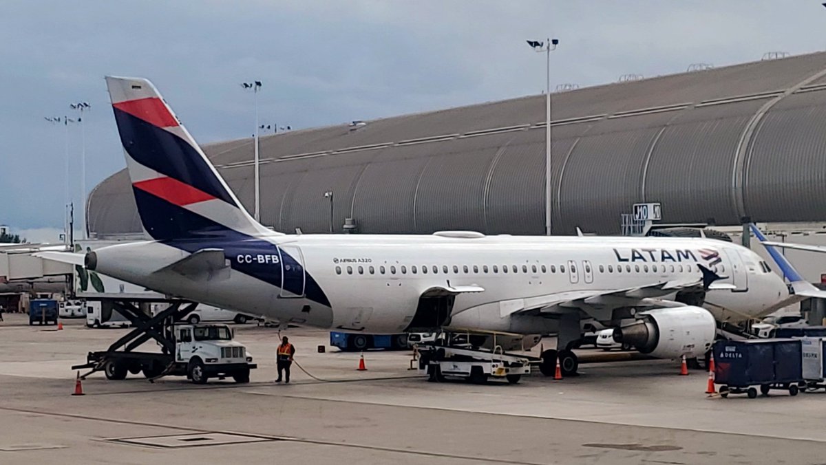 veryboeing's tweet image. LATAM #A320 -214 #CCBFB at KMIA