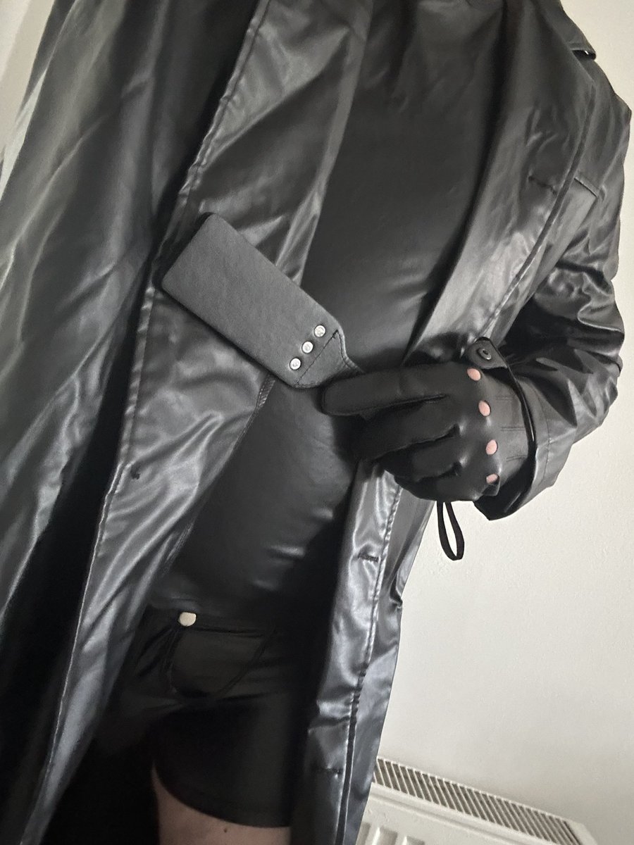 TomLeather72's tweet photo. I must be the Shinest dressed 🐷 farmer, now where are all my good 🐷🐷? 

Master 
Leather 
Shiny 
Dom
Alpha 
Scotland https://t.co/5NgWfEseZI