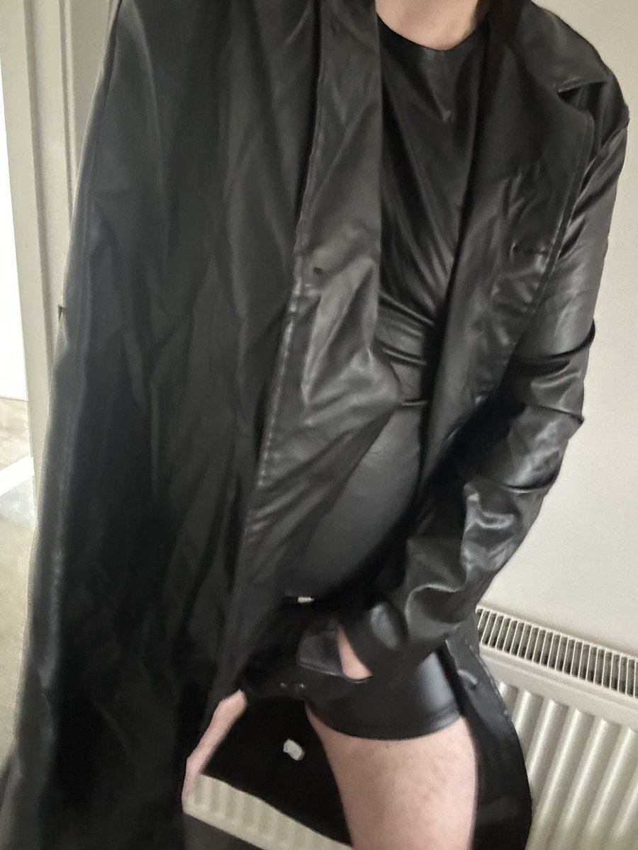 TomLeather72's tweet photo. I must be the Shinest dressed 🐷 farmer, now where are all my good 🐷🐷? 

Master 
Leather 
Shiny 
Dom
Alpha 
Scotland https://t.co/5NgWfEseZI