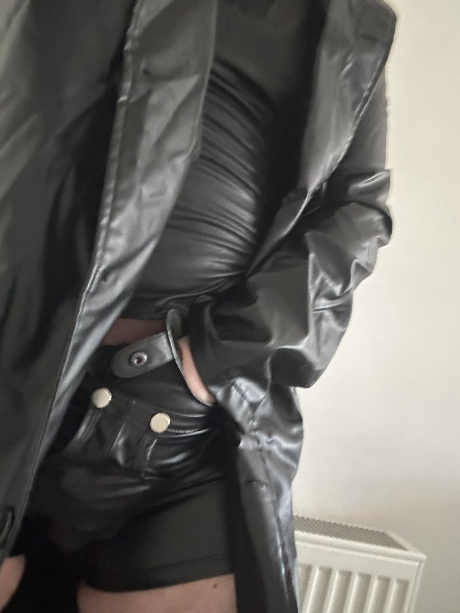 TomLeather72's tweet photo. I must be the Shinest dressed 🐷 farmer, now where are all my good 🐷🐷? 

Master 
Leather 
Shiny 
Dom
Alpha 
Scotland https://t.co/5NgWfEseZI