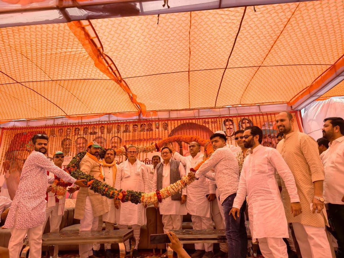 आज मैहर के ग्राम भेड़ा में पूर्व नेता प्रतिपक्ष श्री अजय सिंह जी राहुल भैया ने “लोकतंत्र बचाओ महासम्मेलन” को संबोधित कर स्वतंत्रता संग्राम सेनानियों का सम्मान किया।

इस अवसर पर अमरपाटन विधायक श्री राजेंद्र सिंह जी, पूर्व विधायक श्री नीलांशु चतुर्वेदी जी, प्रदेश उपाध्यक्ष श्री