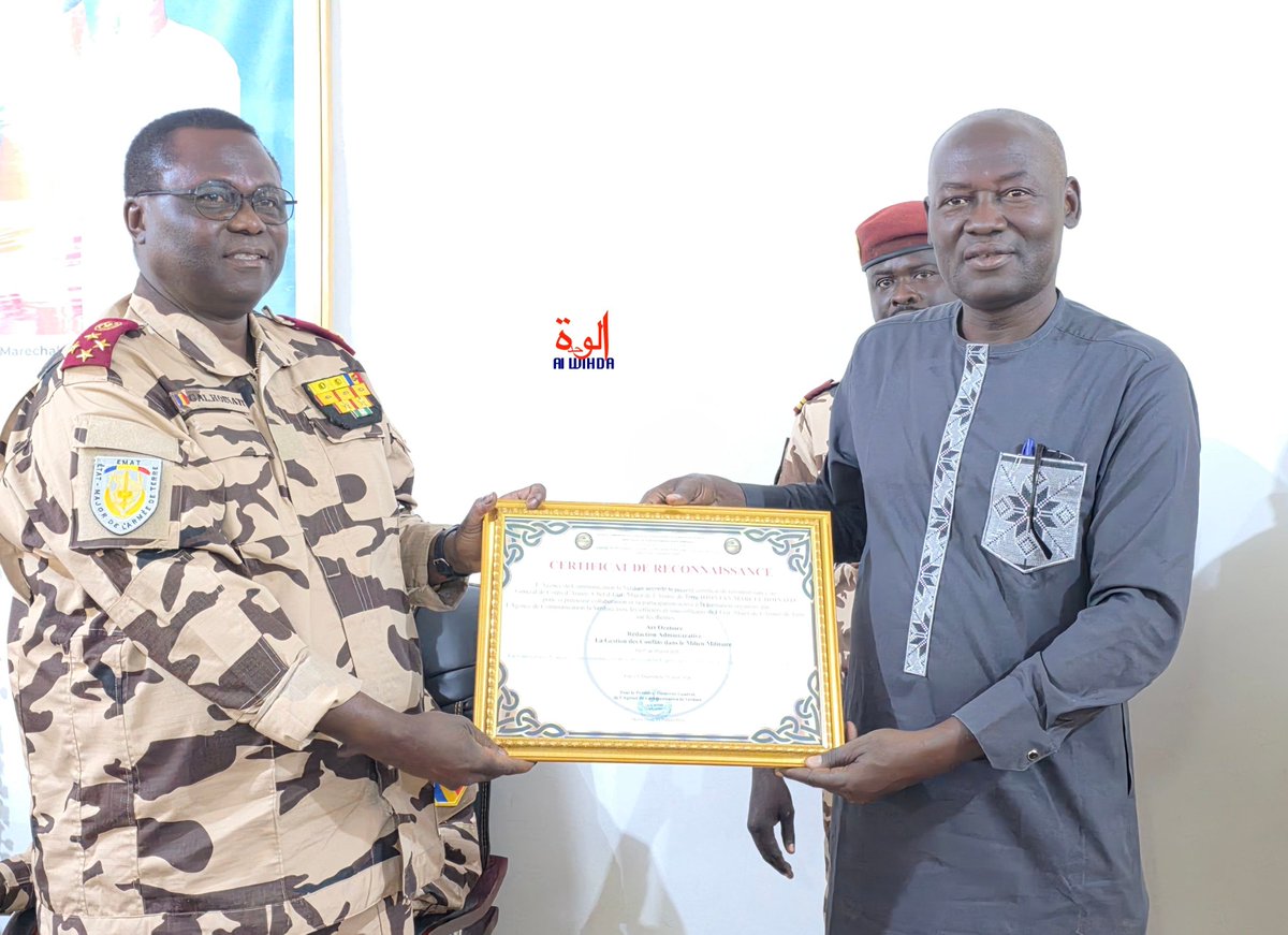 alwihdainfo's tweet image. #Tchad : cérémonie de clôture de la formation et de remise des attestations de fin de formation aux éléments de l’état-major de l’Armée de terre, portant sur les thèmes suivants : l’art oratoire, la correspondance administrative et la gestion des conflits en milieu militaire.