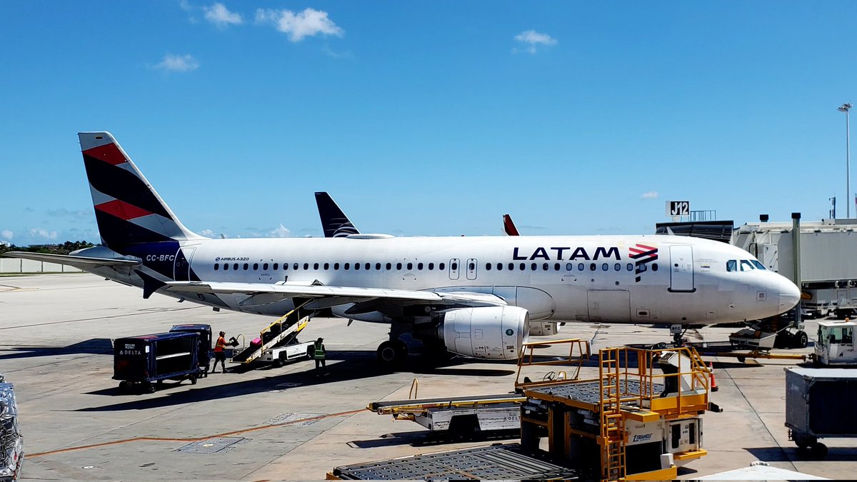 veryboeing's tweet image. LATAM #A320 -214 #CCBFC at KMIA