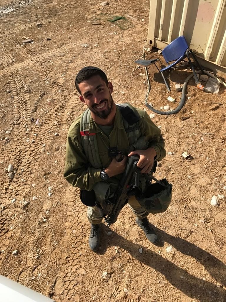 אוֹרִי דנינו, הבחור עם החיוך הנצחי, בבית הכנסת השכונתי. 
לחיצת יד, טפיחה על השכם, מילה טובה ו... חיוך. 
אף אחד הוא לא פספס. זוכרים ומתגעגעים.