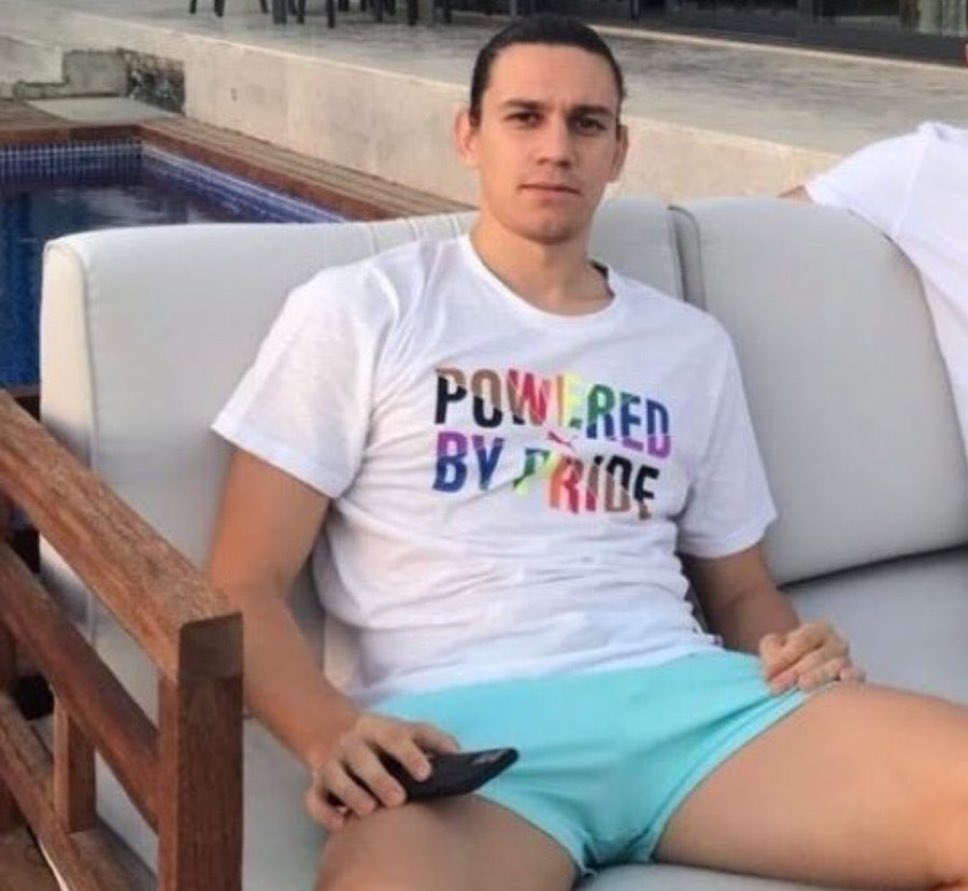 Guendouzi'ye kart aldırmak için koridorda üzerine yürümüş. 

Gay Taylan