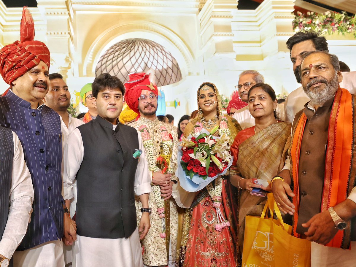 आज लखनऊ में भारतीय जनता पार्टी मध्य प्रदेश प्रभारी एवं उत्तर प्रदेश सरकार के पूर्व मंत्री डॉ महेन्द्र सिंह जी की सुपुत्री डॉ मोहिनी सिंह जी के पावन विवाह समारोह में सम्मिलित होने का सुअवसर प्राप्त हुआ।

इस पावन अवसर पर नवविवाहित दंपति को स्नेहिल आशीर्वाद दिया। ईश्वर से प्रार्थना
