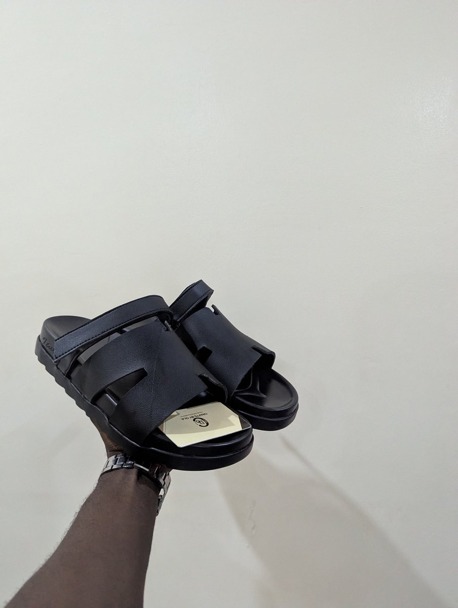 craftsbyola's tweet image. Over here, we create perfection for our customers🖤😍

#footwear 
#slides 
#design