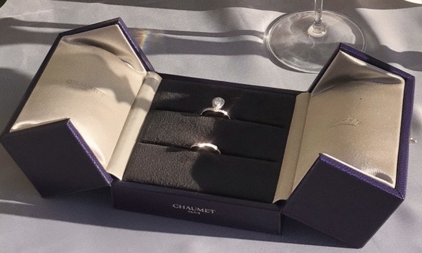 lies4dear's tweet image. a short #fluxarata ; #socmed au

in which 🌻 invites his ex, 🪻, to his wedding after they left each other a year ago.