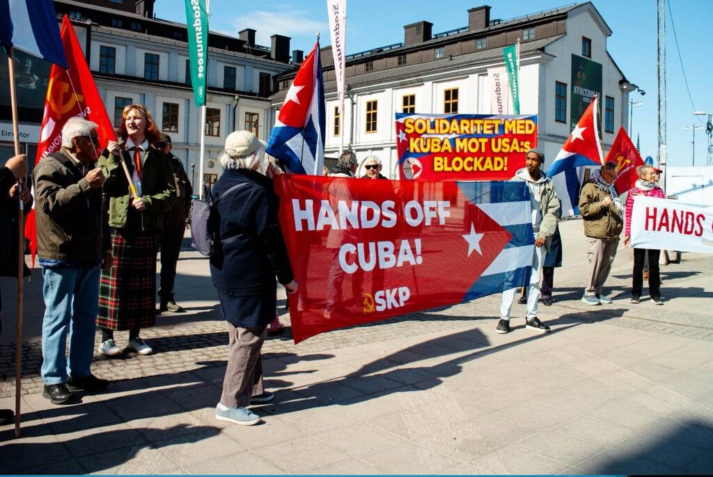 riktpunkt's tweet photo. Söndagen 19 april arrangerade SKP Stockholm en solidaritetsaktion med det socialistiska Kuba till följd av de senaste imperialistiska angreppen mot landet från USA.
#Demonstration #Kommunister #Kommunisterna #Kuba #Partiet #SKP
https://t.co/oEIAgzmlpV https://t.co/9NSqILXhs7